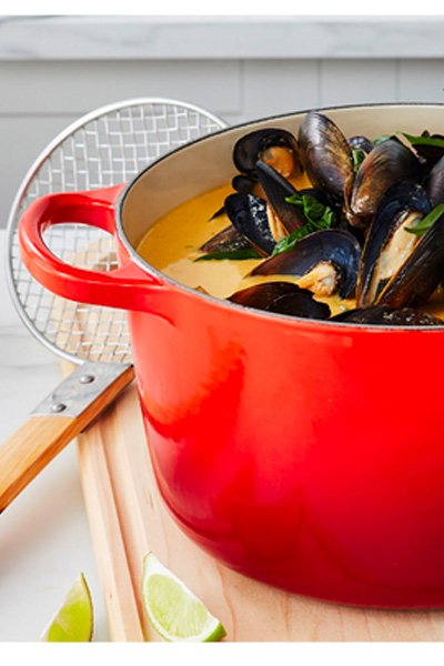 STEAMED MUSSELS IN A LEMONGRASS-COCONUT CURRY SAUCE