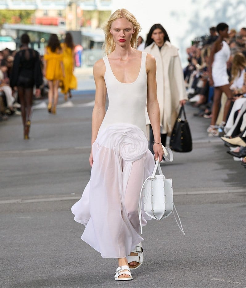Model wears Chloé Readt-To-Wear Spring/Summer 2024 collection