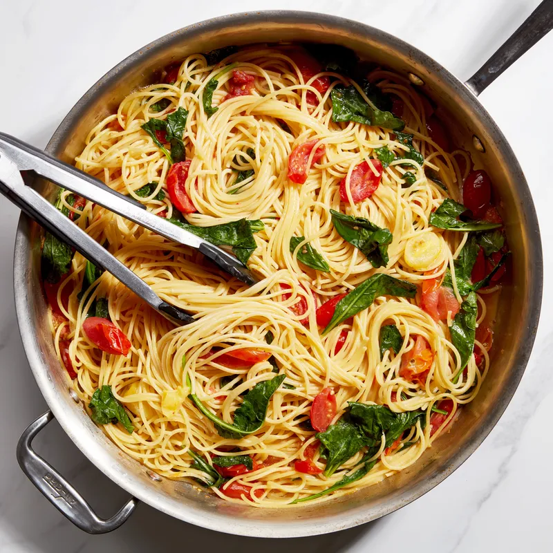 Spaghetti made in one pot with tomatoes, kale and cheese. 