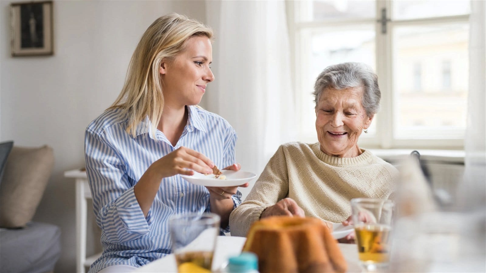 Mealtimes + Dementia: Pro Tips for Family Caregivers