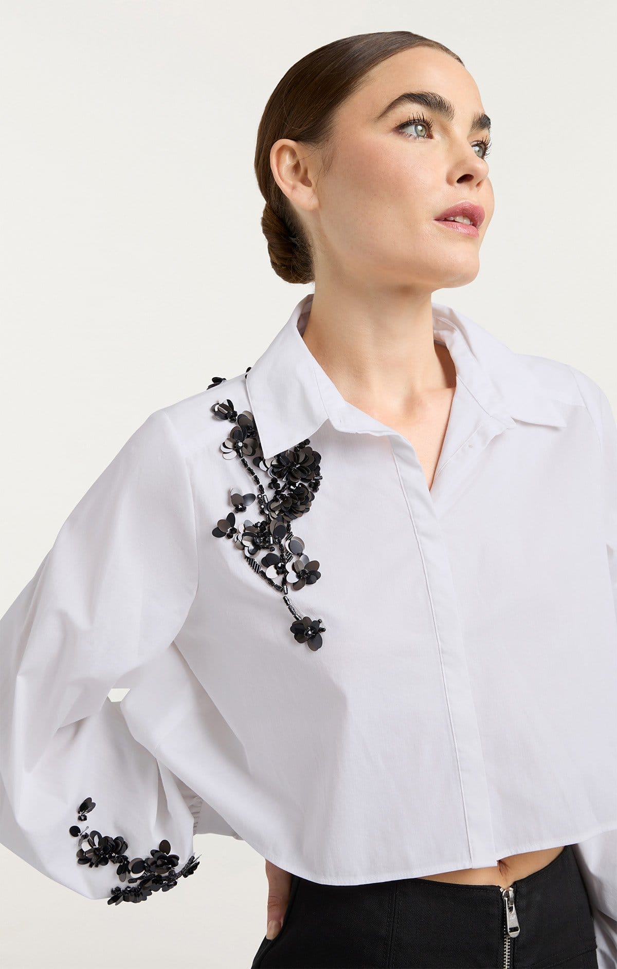 https://cinqasept.nyc/collections/blanc-et-noir/products/sequin-flower-cropped-selina-t-in-white-black