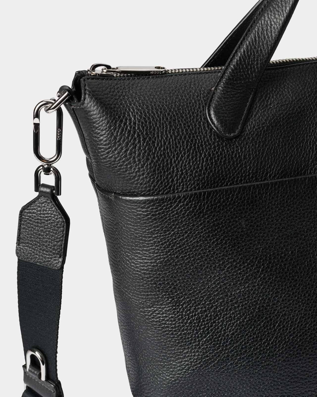 Strap details of leather tote