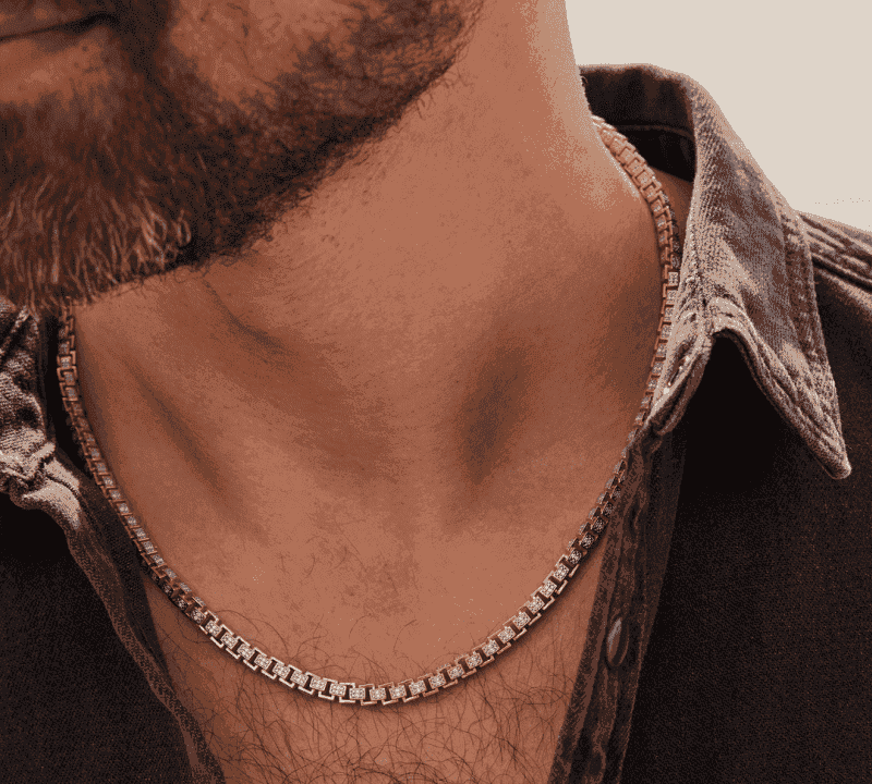 A men wearing gold and diamond chain