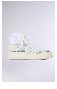 AZALEA WANG PENNY LANE FLOWER EMBELLISHED SNEAKER IN WHITE