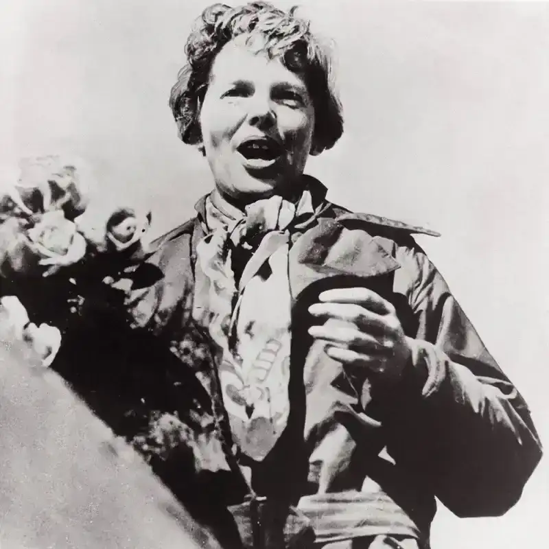 A black-and-white photo of Amelia Earhart.