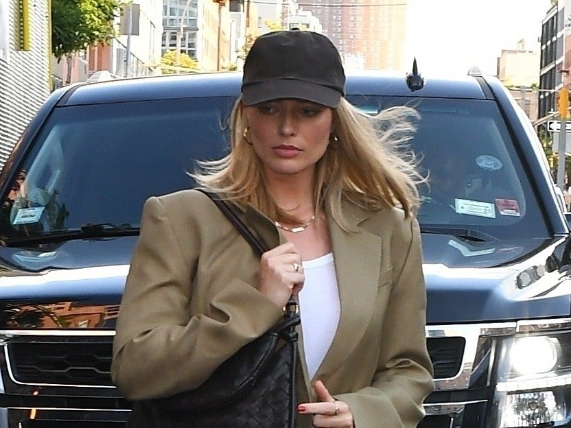 New York, NY - EXCLUSIVE - Margot Robbie and Tom Ackerley were seen leaving a New York hotel with suitcases. Margot sported a stylish beige oversized suit jacket and wide-leg trousers, paired with white chunky sneakers, a dark brown woven shoulder bag, and a black baseball cap.Pictured: Margot RobbieBACKGRID USA 8 JUNE 2024 BYLINE MUST READ: JosiahW / BACKGRIDUSA: +1 310 798 9111 / usasales@backgrid.comUK: +44 208 344 2007 / uksales@backgrid.comUK Clients - Pictures Containing ChildrenPlease Pixelate Face Prior To Publication